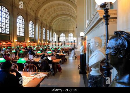 Les statues des académiciens et des érudits dans la lecture principale Salle alias Bates Hall à Boston Central Library.Back Bay.Boston.Massachusetts.USA Banque D'Images