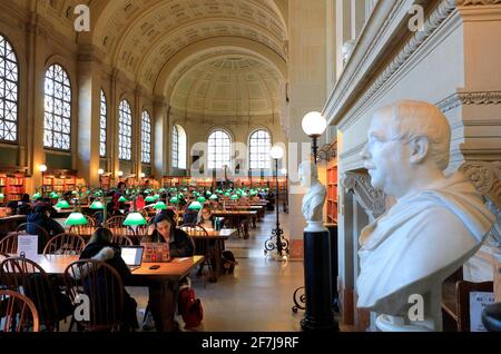 Les statues des académiciens et des érudits dans la lecture principale Salle alias Bates Hall à Boston Central Library.Back Bay.Boston.Massachusetts.USA Banque D'Images