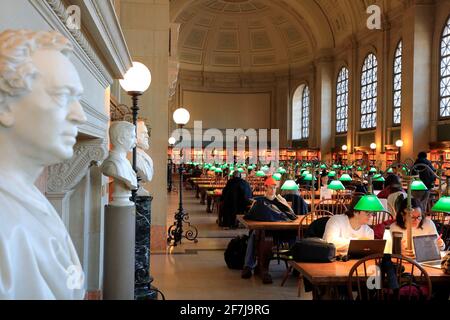 Les statues des académiciens et des érudits dans la lecture principale Salle alias Bates Hall à Boston Central Library.Back Bay.Boston.Massachusetts.USA Banque D'Images