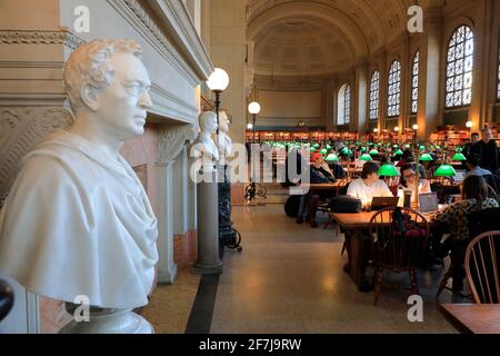 Les statues des académiciens et des érudits dans la lecture principale Salle alias Bates Hall à Boston Central Library.Back Bay.Boston.Massachusetts.USA Banque D'Images