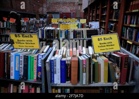 Les livres utilisés à vendre sont exposés sur les étagères à l'extérieur de Brutle Bookshop.Boston.Massachusetts.USA Banque D'Images