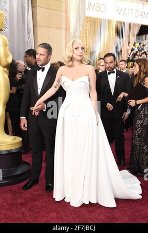 Taylor Kinney, Lady Gaga arrive à la 88e cérémonie de remise des prix de l'Académie, les Oscars, qui s'est tenue au Dolby Theatre, le dimanche 28 février 2016 à Hollywood, en Californie. Photo de Jennifer Graylock-Graylock.com 917-519-7666 Banque D'Images