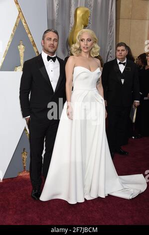 Taylor Kinney, Lady Gaga arrive à la 88e cérémonie de remise des prix de l'Académie, les Oscars, qui s'est tenue au Dolby Theatre, le dimanche 28 février 2016 à Hollywood, en Californie. Photo de Jennifer Graylock-Graylock.com 917-519-7666 Banque D'Images