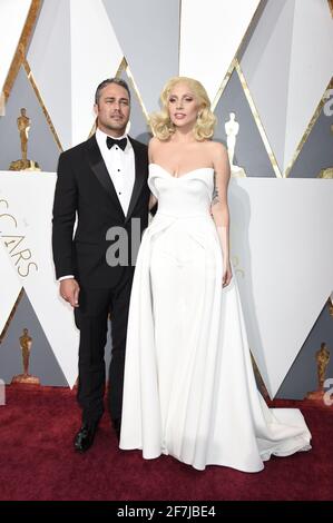 Taylor Kinney, Lady Gaga arrive à la 88e cérémonie de remise des prix de l'Académie, les Oscars, qui s'est tenue au Dolby Theatre, le dimanche 28 février 2016 à Hollywood, en Californie. Photo de Jennifer Graylock-Graylock.com 917-519-7666 Banque D'Images