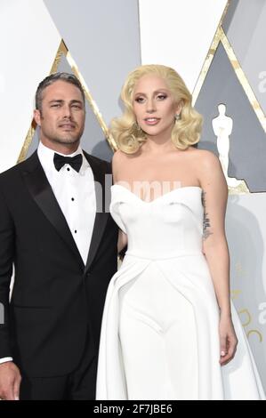 Taylor Kinney, Lady Gaga arrive à la 88e cérémonie de remise des prix de l'Académie, les Oscars, qui s'est tenue au Dolby Theatre, le dimanche 28 février 2016 à Hollywood, en Californie. Photo de Jennifer Graylock-Graylock.com 917-519-7666 Banque D'Images