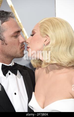 Taylor Kinney, Lady Gaga arrive à la 88e cérémonie de remise des prix de l'Académie, les Oscars, qui s'est tenue au Dolby Theatre, le dimanche 28 février 2016 à Hollywood, en Californie. Photo de Jennifer Graylock-Graylock.com 917-519-7666 Banque D'Images