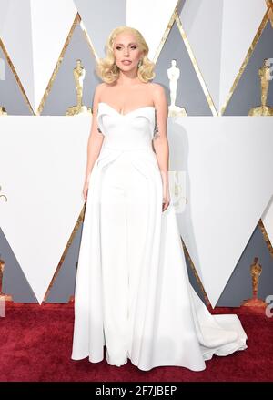 Lady Gaga arrive à la 88e cérémonie des Oscars, qui s'est tenue au Dolby Theatre, le dimanche 28 février 2016 à Hollywood, en Californie. Obligatoire Jennifer Graylock-Graylock.com Banque D'Images