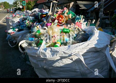 Boutique de malbouffe le long de la route avec des sacs pleins de collecte de bouteilles en plastique vides colorées pour le recyclage, province d'Aklan, Philippines, Asie Banque D'Images