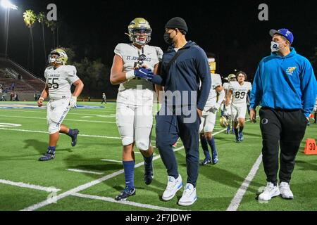 St John Bosco Tight End Matayo Uiagalelei (11) marche hors du terrain avec son frère, Clemson Quarterback DJ Uiagalelei, pendant une école secondaire de football gam Banque D'Images