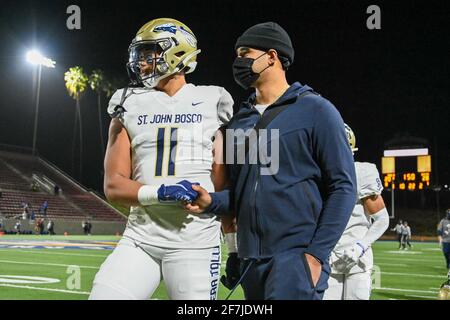 St John Bosco Tight End Matayo Uiagalelei (11) marche hors du terrain avec son frère, Clemson Quarterback DJ Uiagalelei, pendant une école secondaire de football gam Banque D'Images