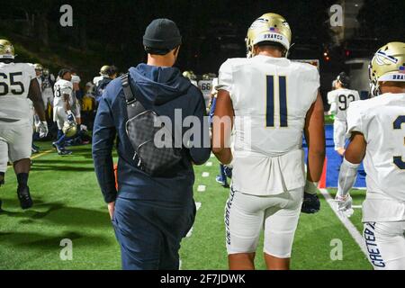 St John Bosco Tight End Matayo Uiagalelei (11) marche hors du terrain avec son frère, Clemson Quarterback DJ Uiagalelei, pendant une école secondaire de football gam Banque D'Images