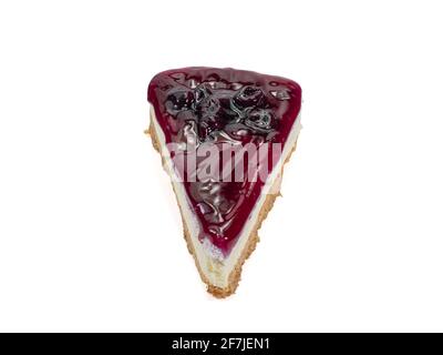 Tarte au fromage aux myrtilles, un gros plan de gâteau de fruits maison au fromage dessert isolé sur fond blanc. Banque D'Images