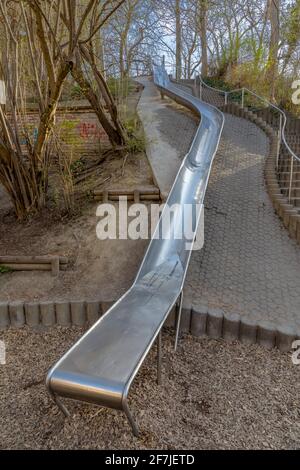 Long toboggan dans un terrain de jeu en Allemagne Banque D'Images