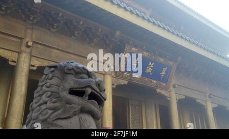 Porte d'entrée du temple Huazang sur le sommet du mont Emei à Szechwan, en Chine. Banque D'Images