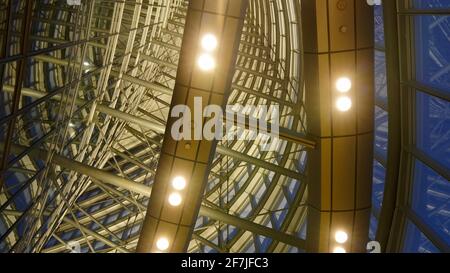 La structure inertielle en acier de la Tour de Shanghai avec des lumières allumées pendant la nuit tombée, l'a prise d'une bibliothèque au 52e étage. Banque D'Images