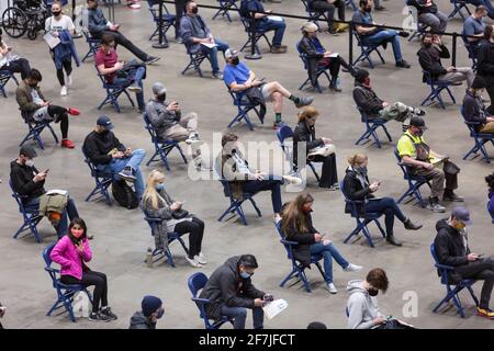 Seattle, Washington, États-Unis. 7 avril 2021. Les patients attendent dans la zone d'observation après avoir reçu la première dose du vaccin Pfizer–BioNTech COVID-19 au Lumen Field Event Centre. La ville de Seattle a administré mercredi un nombre record de 7,615 doses de vaccin sur le site. Crédit : Paul Christian Gordon/Alay Live News Banque D'Images