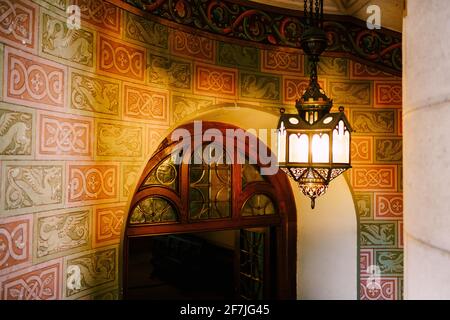 Lampe murale antique sur un escalier en colimaçon dans le château de Neuschwanstein. Banque D'Images