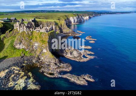 Ruines du château de Dunluce médiévale, les falaises, les baies et péninsules. Côte nord du comté d'Antrim, Irlande du Nord, Royaume-Uni. Vue aérienne.