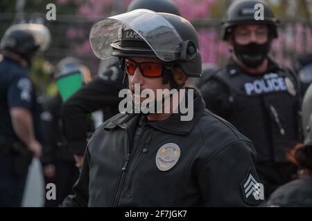 Le détective Lamar du département de police de Los Angeles répond à une manifestation près du lac Echo Park, le jeudi 25 mars 2021 à Los Angeles. (Dylan Stewart/IMA Banque D'Images