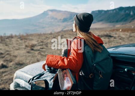 une femme voyage dans la nature avec un sac à dos et près du voiture Banque D'Images