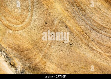 Formations rocheuses de grès et autres matériaux sur la côte du pays Basque, sur le mont Jaizquibel, à côté de la mer Cantabrique en été Banque D'Images