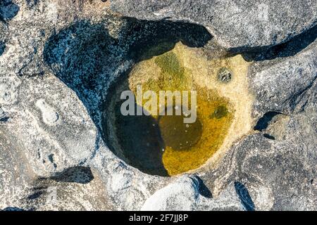Formations rocheuses de grès et autres matériaux sur la côte du pays Basque, sur le mont Jaizquibel, à côté de la mer Cantabrique en été Banque D'Images