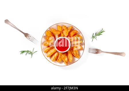 Quartiers de pommes de terre cuits au romarin et deux fourchettes, grenaille à plat au-dessus Banque D'Images