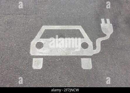 Les pictogrammes, parking en face d'une station de charge pour voitures électriques, Berlin, Allemagne, Banque D'Images