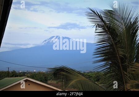 Belle vue sur le site du patrimoine mondial de l'UNESCO le Mont Kilimanjaro vu de notre hôtel dans le village de Moshi en Tanzanie, Afrique. Banque D'Images