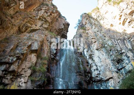 cascade au milieu de rochers dans un ruisseau de montagne. Paysage aquatique entouré d'immenses rochers dans une forêt d'été Banque D'Images