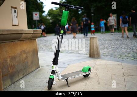 Prague, République Tchèque - juillet 13 2019 : scooter électrique à la chaux à gauche dans la rue Banque D'Images