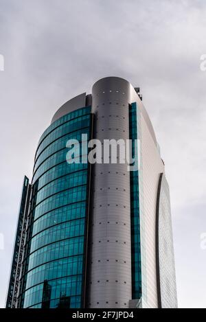 Madrid, Espagne - 28 mars 2021 : Titania Tower Skyscraper dans la région de l'AZCA. El Corte Ingles et Ernst and Young Banque D'Images