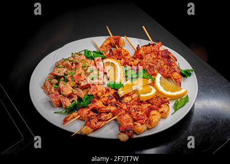 Crevettes tigrées enveloppées de bacon et de tartre de thon frais. Vue de dessus horizontale Banque D'Images