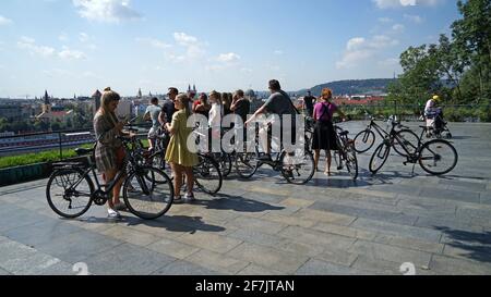 Prague, République Tchèque - août 23 2019 : les gens se sont arrêtés lors de la visite en vélo de la vieille ville Banque D'Images