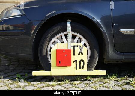 Prague, République Tchèque - août 23 2019 : détail de la fixation de roue jaune, également appelée soufflet de roue Banque D'Images