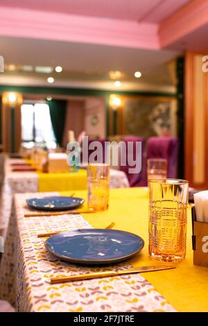une table avec un magnifique talelka et des plats dans le restaurant. Banque D'Images