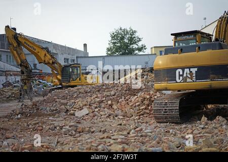 Prague, République tchèque - août 24 2019 : travaux de démolition sur site avec de grandes pelles hydrauliques Banque D'Images