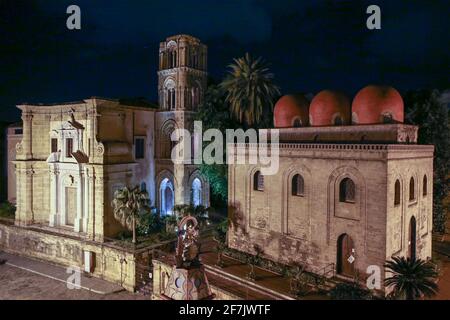 Vue sur Santa Maria dell'Ammiraglio (la Martorana) et l'église San Cataldo avec ses dômes roses à Palerme, Sicile, Italie, Europe Banque D'Images