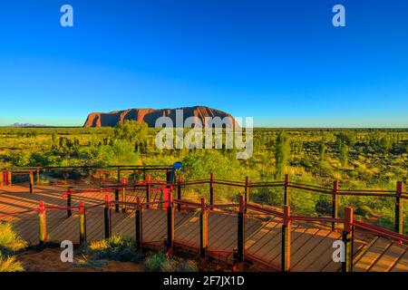 Uluru Ayers Rock et les dômes de Kata Tjuta les Olgas voient depuis le point de vue des plates-formes lever du soleil dans le parc national d'Uluru-Kata Tjuta, en Australie Banque D'Images