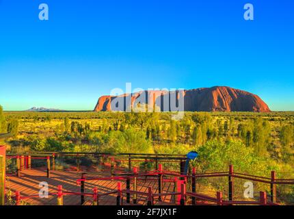 Uluru Ayers Rock et les dômes de Kata Tjuta les Olgas voient depuis le point de vue des plates-formes lever du soleil dans le parc national d'Uluru-Kata Tjuta, en Australie Banque D'Images