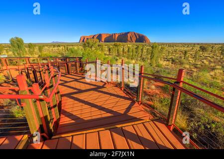 Uluru monolithe, les dômes de Kata Tjuta et les plates-formes d'observation au soleil dans le parc national d'Uluru-Kata Tjuta, Australie, territoire du Nord Banque D'Images