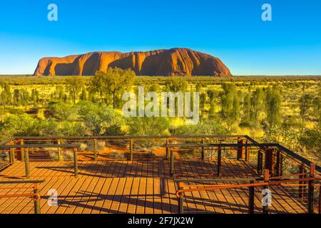 Uluru monolithe, les dômes de Kata Tjuta et les plates-formes d'observation au soleil dans le parc national d'Uluru-Kata Tjuta, Australie, territoire du Nord Banque D'Images