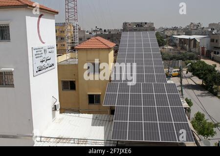 Gaza. 7 avril 2021. La photo prise le 7 avril 2021 montre les panneaux d'énergie solaire financés par la Chine installés dans un hôpital pour enfants de la ville de Gaza. La bande de Gaza a inauguré mercredi une centrale solaire financée par la Chine dans un hôpital pour enfants. Le projet de centrale solaire, qui peut fournir 30 kW d'électricité à l'hôpital pour enfants Al-Durrah de la ville de Gaza, a été mis en œuvre par l'association Donnez Palestine, une organisation caritative dans l'enclave côtière. Credit: Rizek Abdeljawad/Xinhua/Alamy Live News Banque D'Images