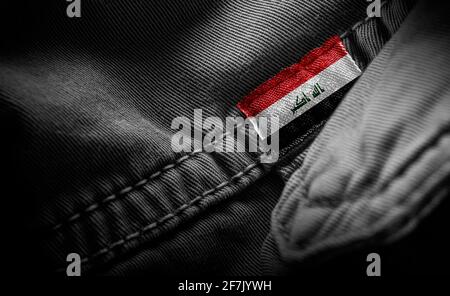 Étiquette sur les vêtements foncés sous la forme du drapeau De l'Irak Banque D'Images
