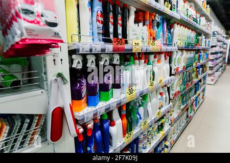 Un assortiment de poudres à laver de différentes marques sur les étagères du magasin. Banque D'Images