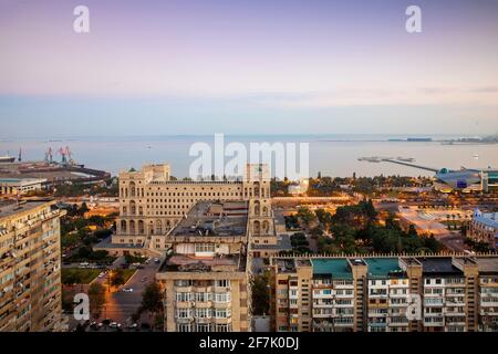 Azerbaïdjan, Bakou, vue de la ville en direction de la Maison du Gouvernement et du port de Bakou Banque D'Images