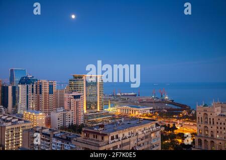 Azerbaïdjan, Bakou, vue sur la ville en direction du JW Marriott Hotel Absheron Bakou et du port de Bakou Banque D'Images