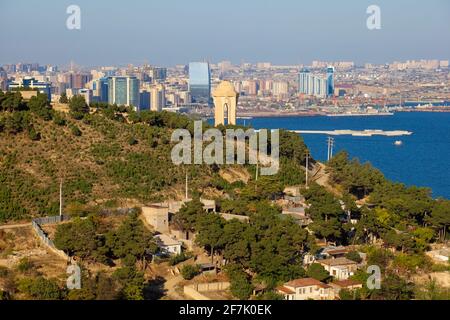 Azerbaïdjan, Bakou, Sahidlar Xiyabani - Martyr's Lane, vue sur le Mémorial de la flamme éternelle et la ville de Bakou Banque D'Images