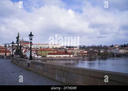 Prague, Pont Charles, Château de Prague, Restaurant Hergetova Cihelna, Palais d'été de la Reine Anne (Belvédère), Villa Kramar, rivière Vltava, vide, avec Banque D'Images