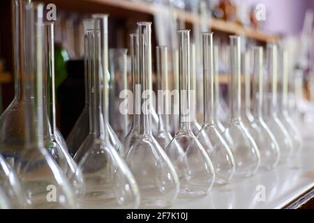 Ancien laboratoire chimique. Photo d'un vieux laboratoire avec beaucoup de bouteilles et de saleté Banque D'Images